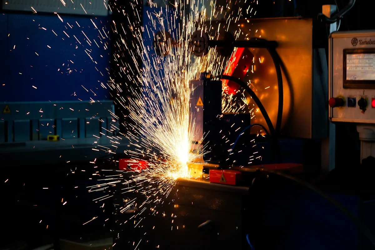 Metallbaumanufaktur – Dieses Bild zeigt einen Baukran, der bei Sonnenuntergang neben einem Gebäude ragt.